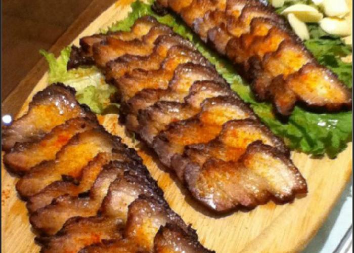 饭桌上的绿茶烤肉是如何制作的