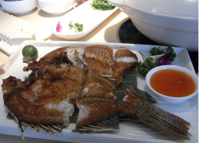 烤鱼沙拉是一种低脂肪的晚餐