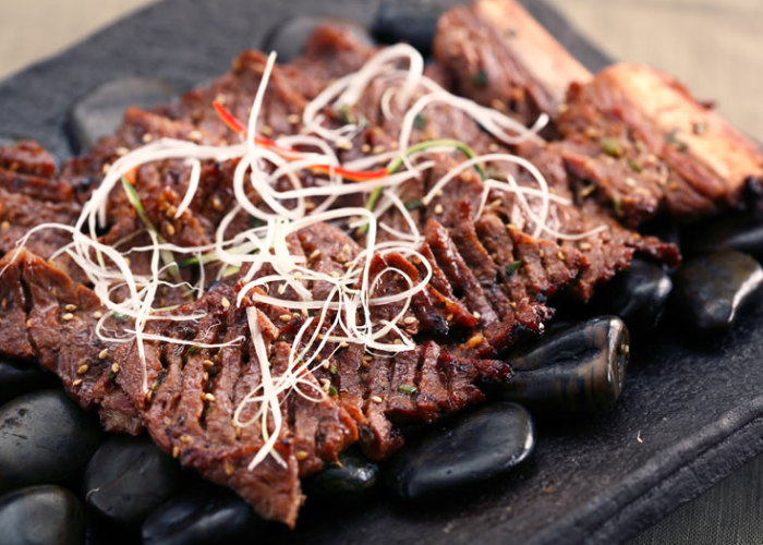 蒜香烤排骨舌头上的烤肉