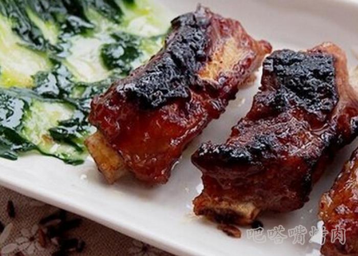 洋葱蜜汁焗山黑猪肋排的烤肉做法