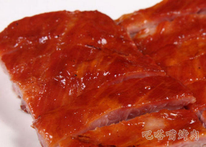 家人团聚一起吃好吃的烧排骨