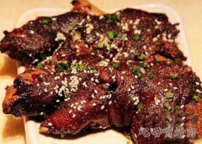 烤肉加盟店介绍芹香脆皮烤猪蹄的做法