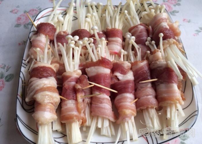 烤肉加盟店介绍蒜香金针菇五花肉卷的做法