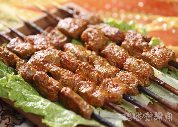 蔬菜和红柳烤肉的搭配