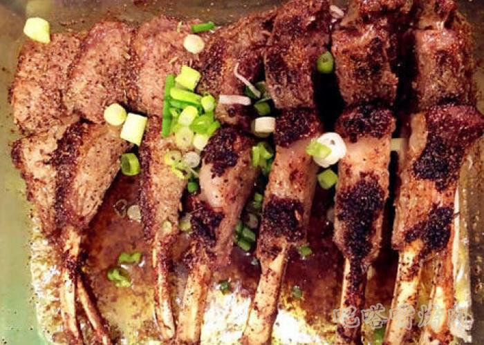 烤肉加盟店教你做孜然烤羊排配烤蒜