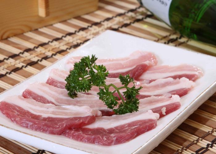 烤牛肉配酸土豆泥