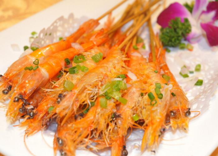 香辣北极虾串的烤肉技术