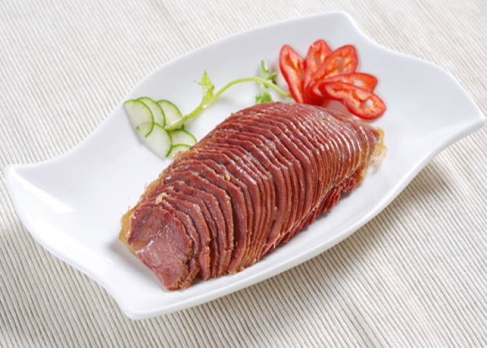 舌头上的烤肉美味烤牛肉片