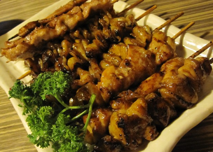 串烤鸡皮舌头上的烤肉美味