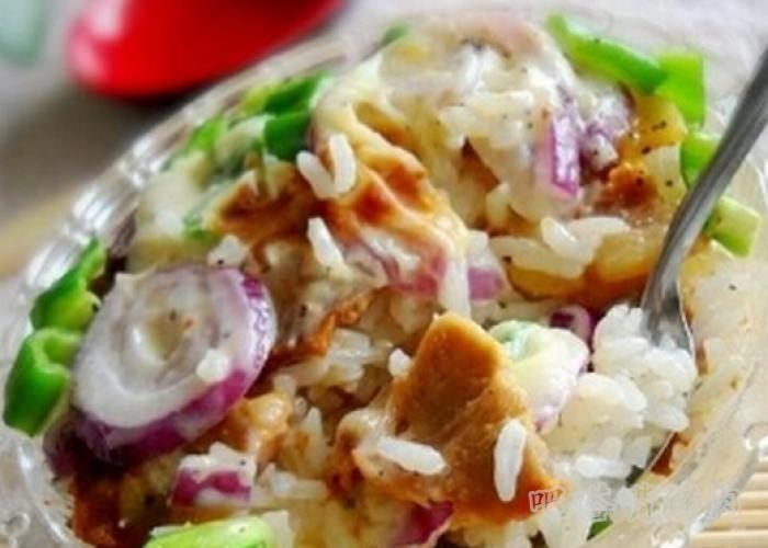 烤肉加盟店详解微波蒜香烤肉焗饭的做法