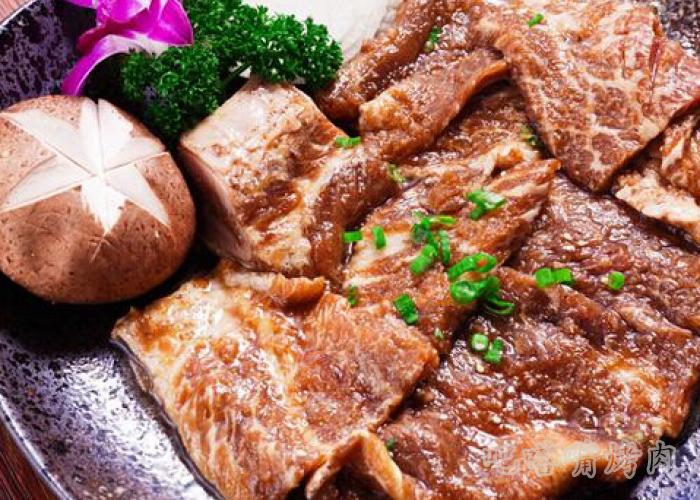 吃烤肉时要合理的搭配