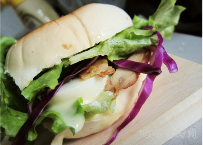 时尚美味蛋黄酱烤肉堡