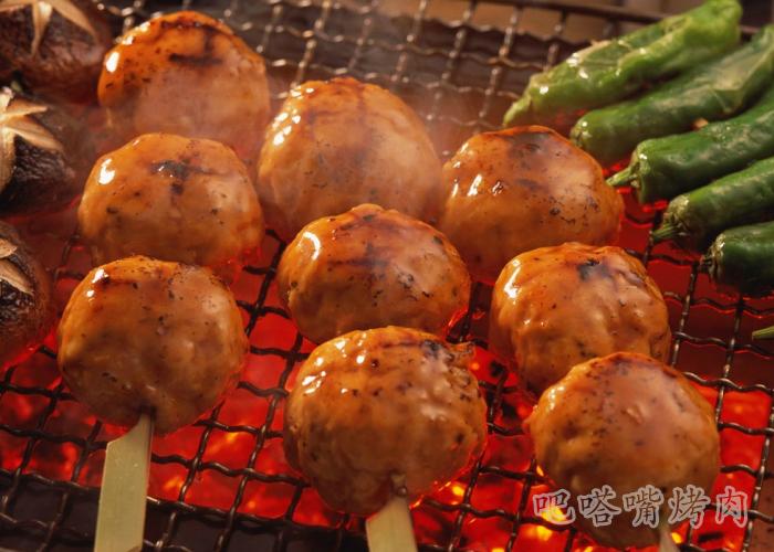 烤肉就是这样做成的牛扒一块:重约三磅、厚两寸 胡桃木片: